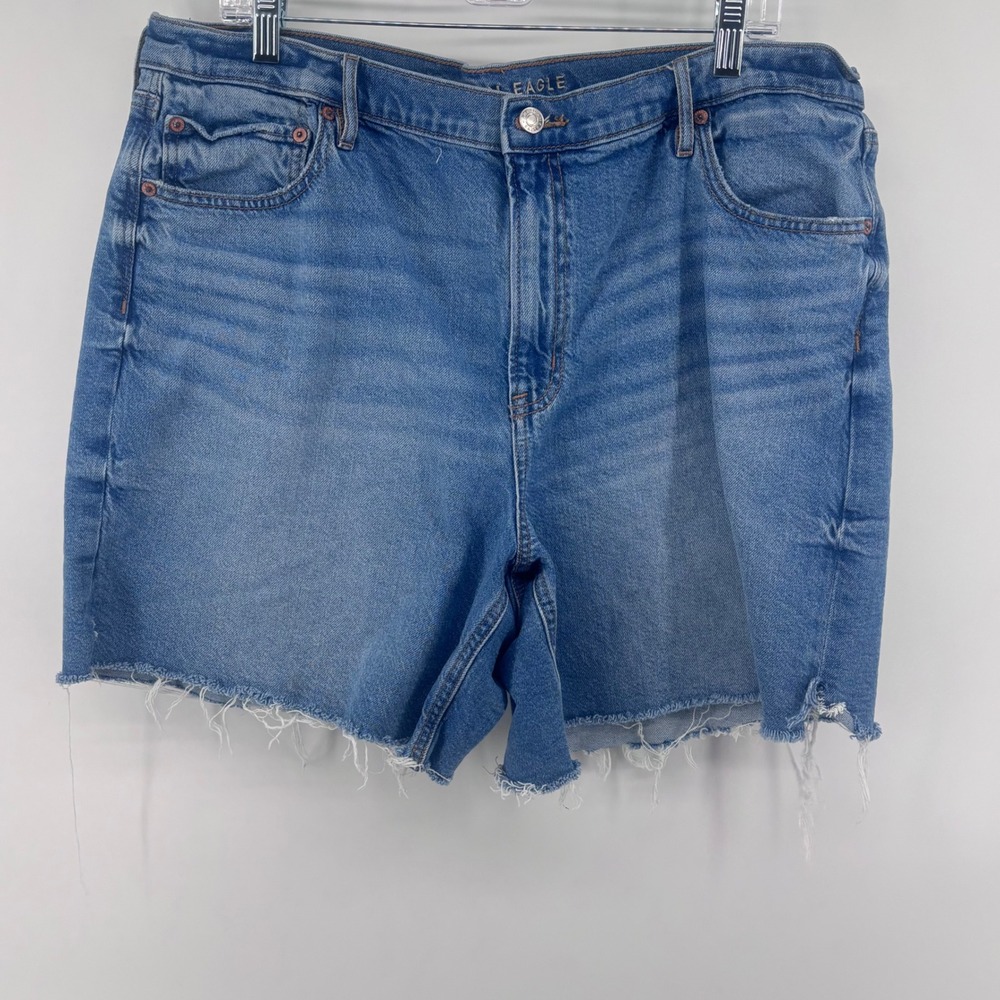 American Eagle Denim Mom Shorts Women's Size 18‎ Light Wash Frayed Hem